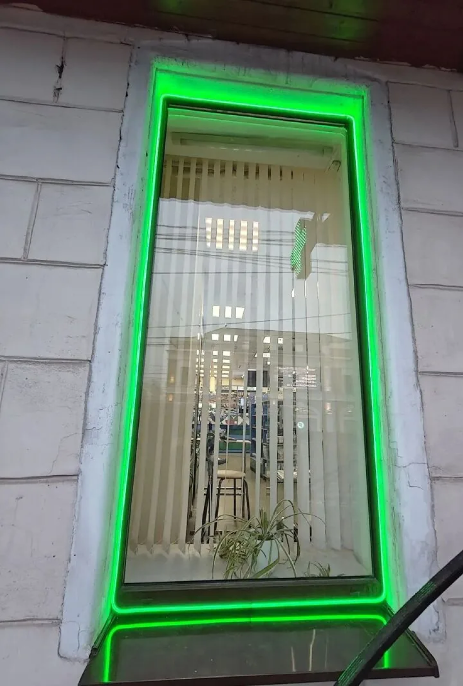 Неоновая подсветка окна